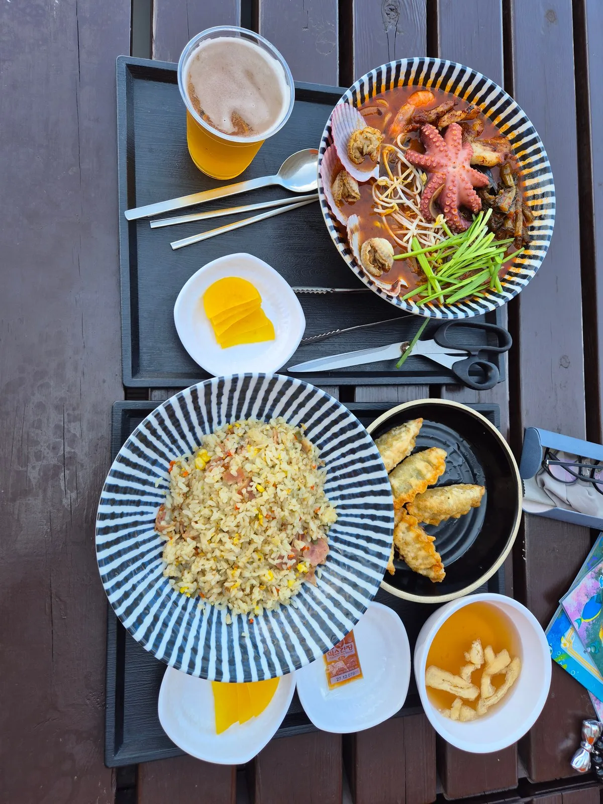 세트 상차림 — 짬뽕, 베이컨 볶음밥, 만두튀김, 단무지, 생맥주