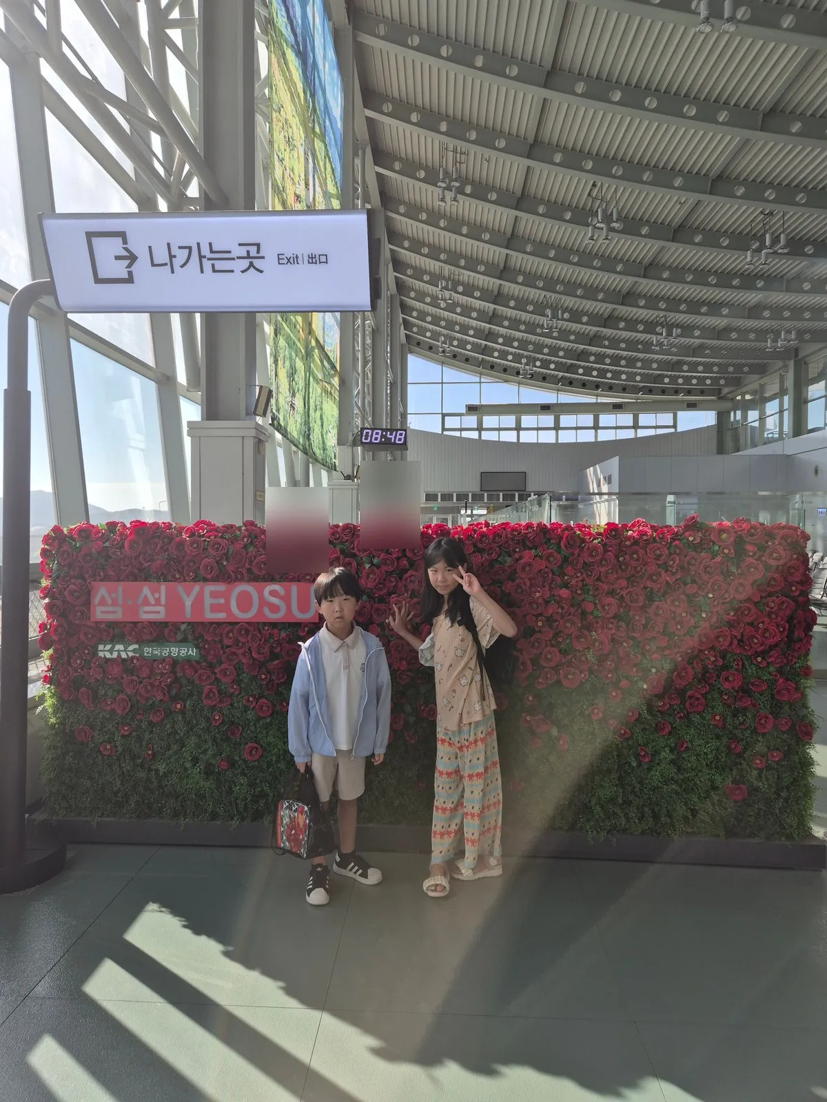 여수공항 도착층의 섬·섬 YEOSU 장미벽 포토존