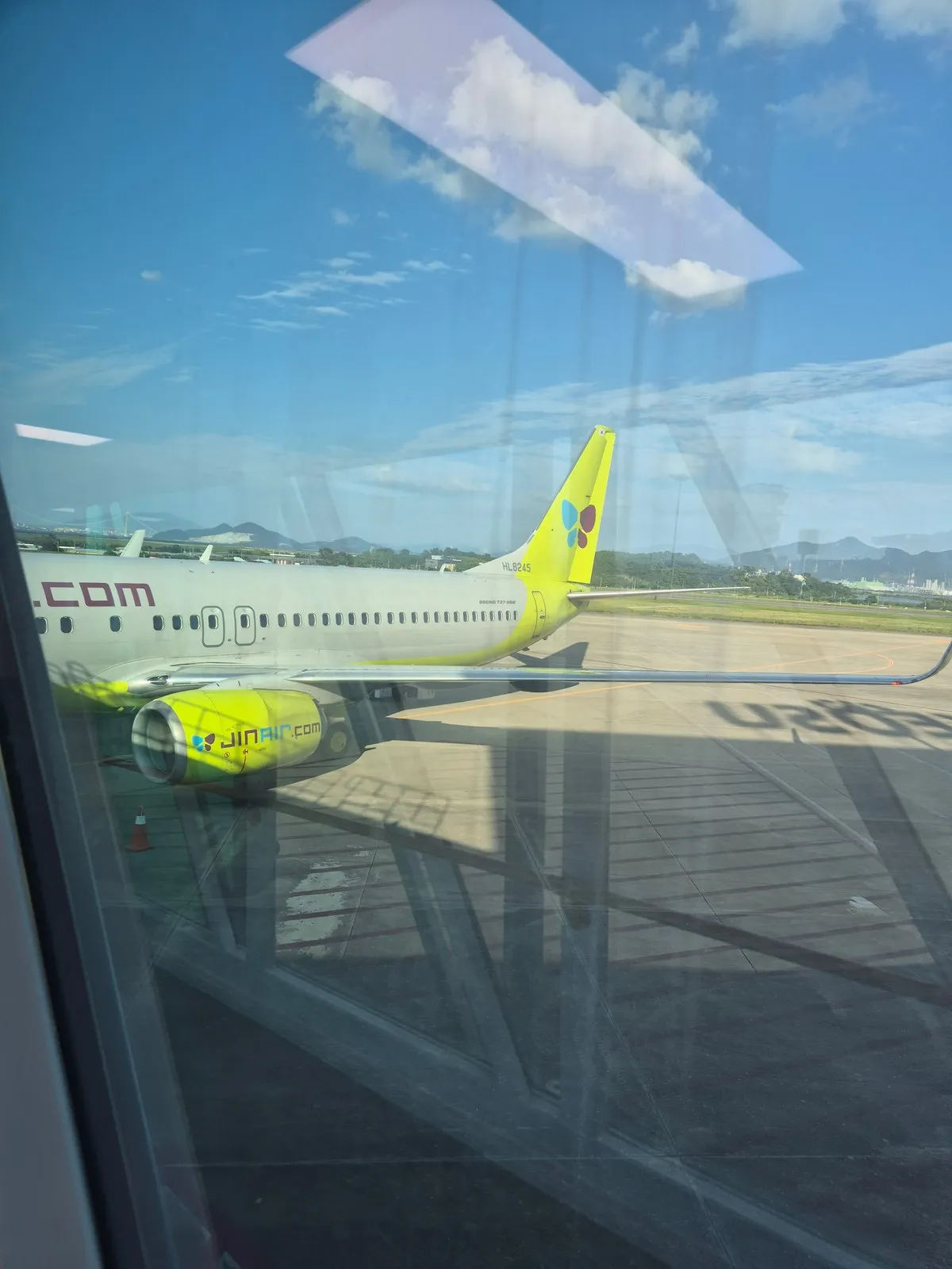 여수공항 계류장의 진에어 항공기