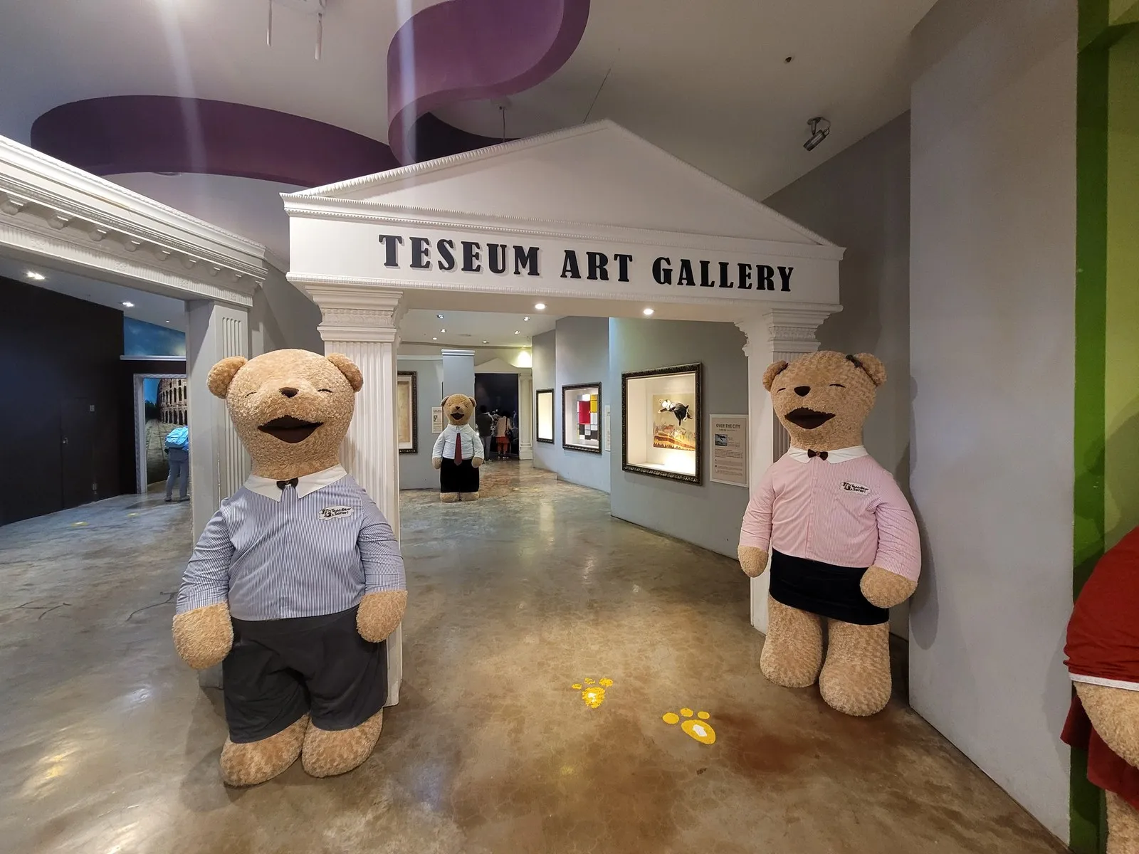 TESEUM ART GALLERY 입구와 곰 두 마리