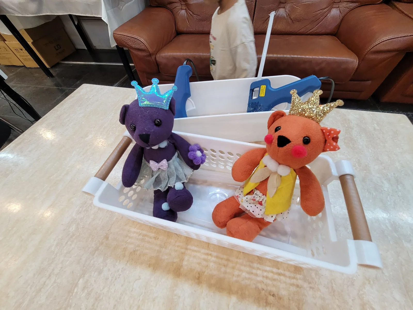 왕관을 붙인 DIY 곰 두 마리