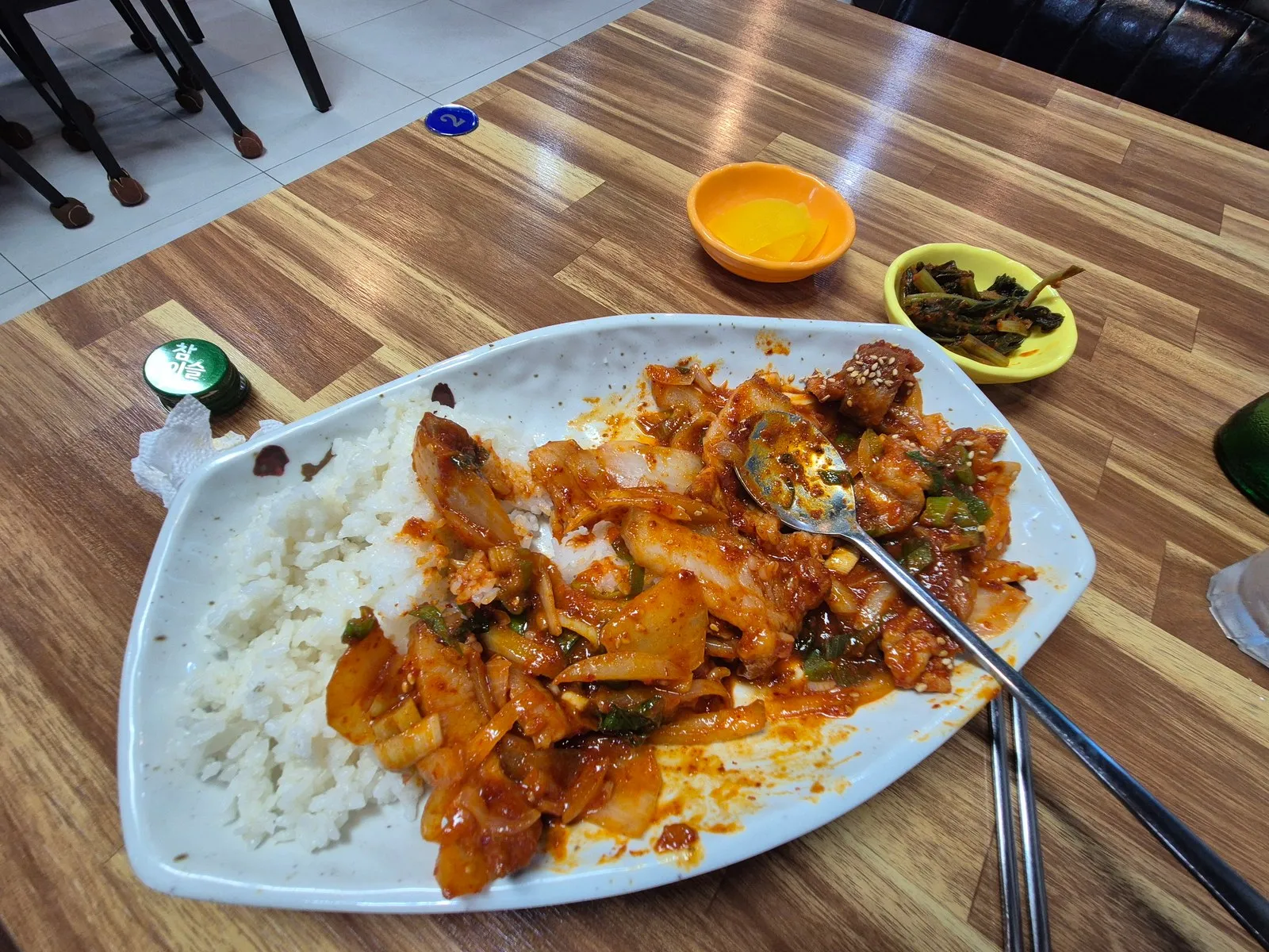 제육덮밥 — 밥 옆에 고추장 양념 제육과 양파·고추 볶음