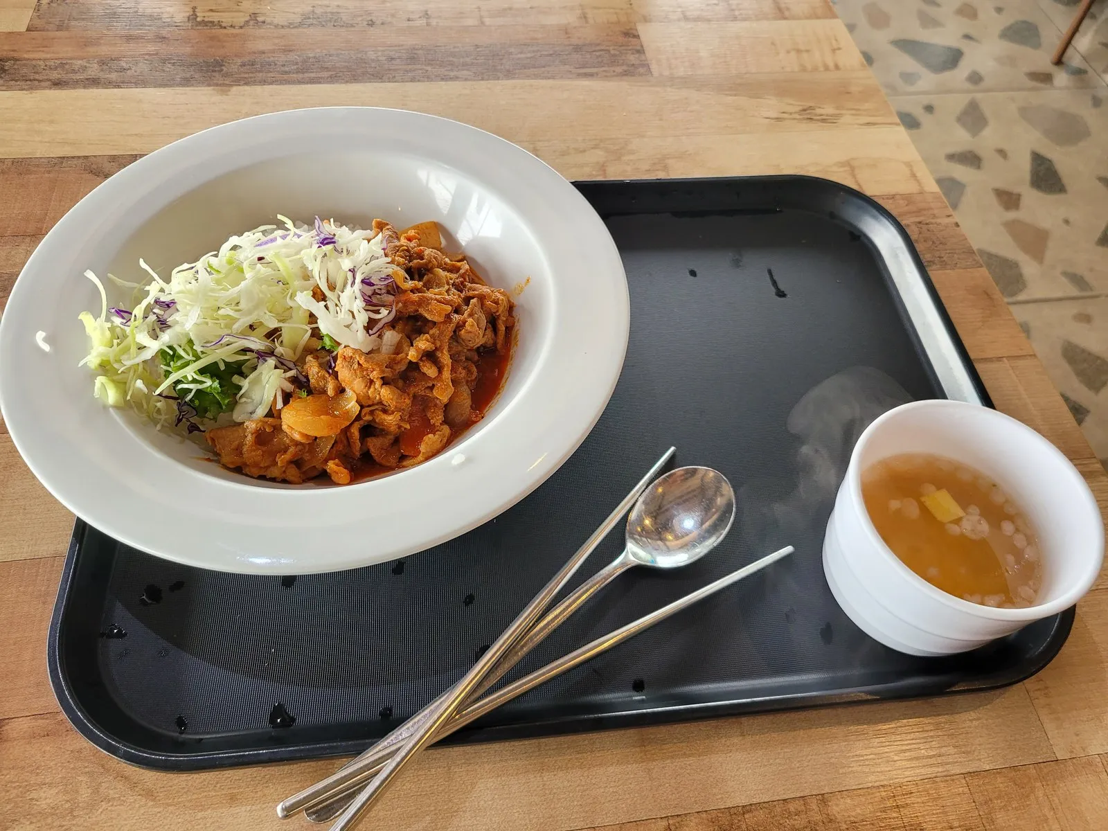 받아 온 덮밥 한 그릇