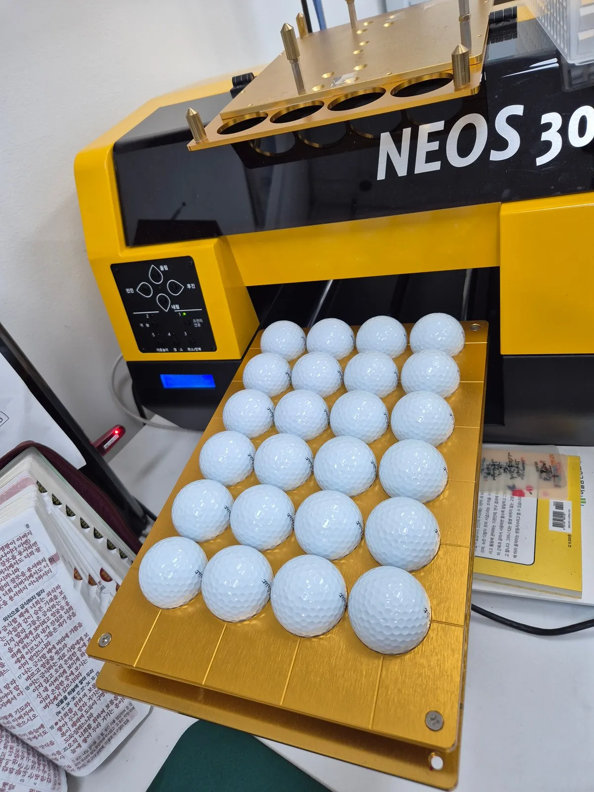 NEOS 30 프린터와 24구 트레이