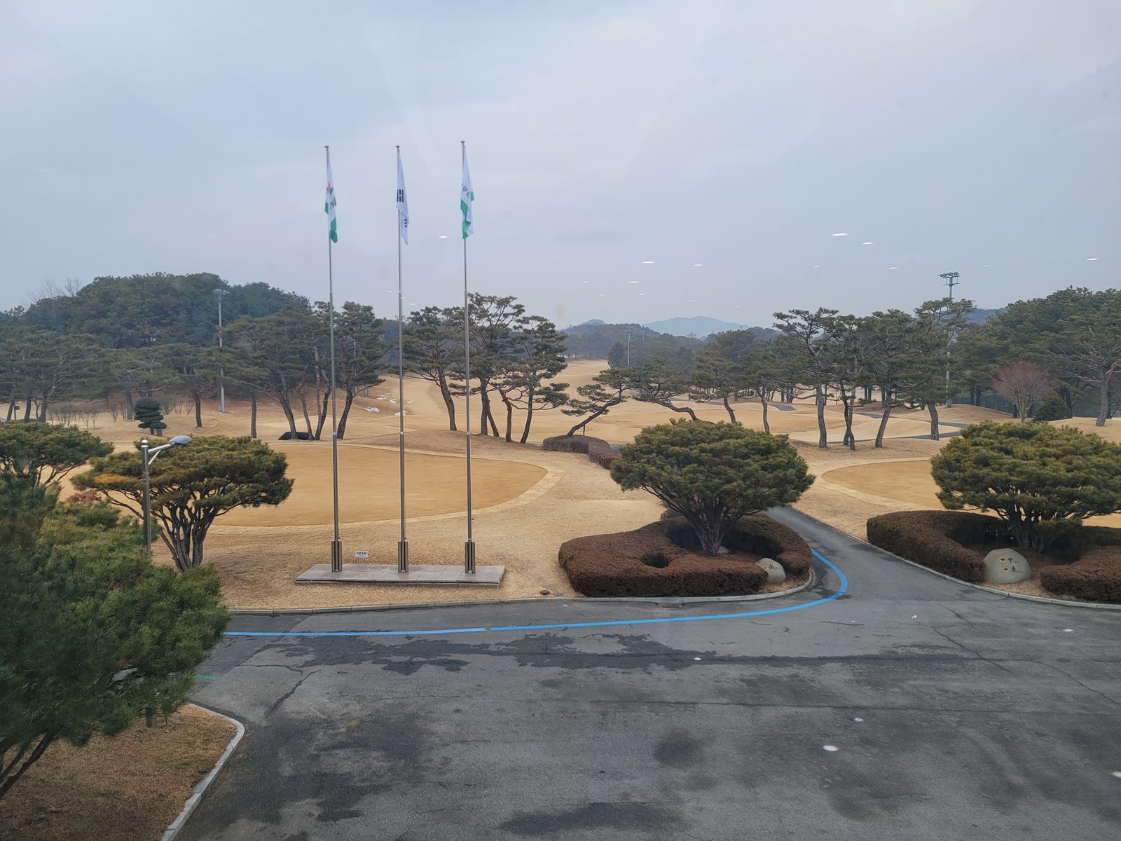 천안상록CC 클럽하우스 앞 깃대와 코스