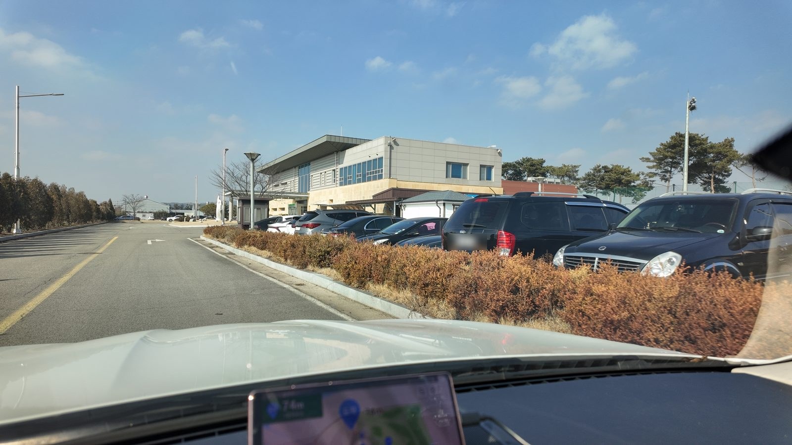 클럽하우스 앞 주차 구역에 늘어선 차들