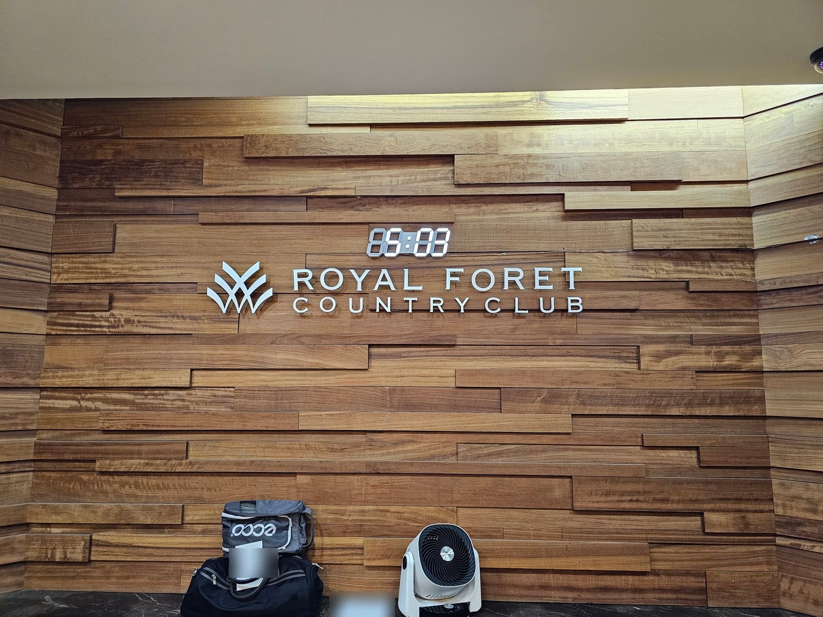ROYAL FORET COUNTRY CLUB 로고가 붙은 목재 벽
