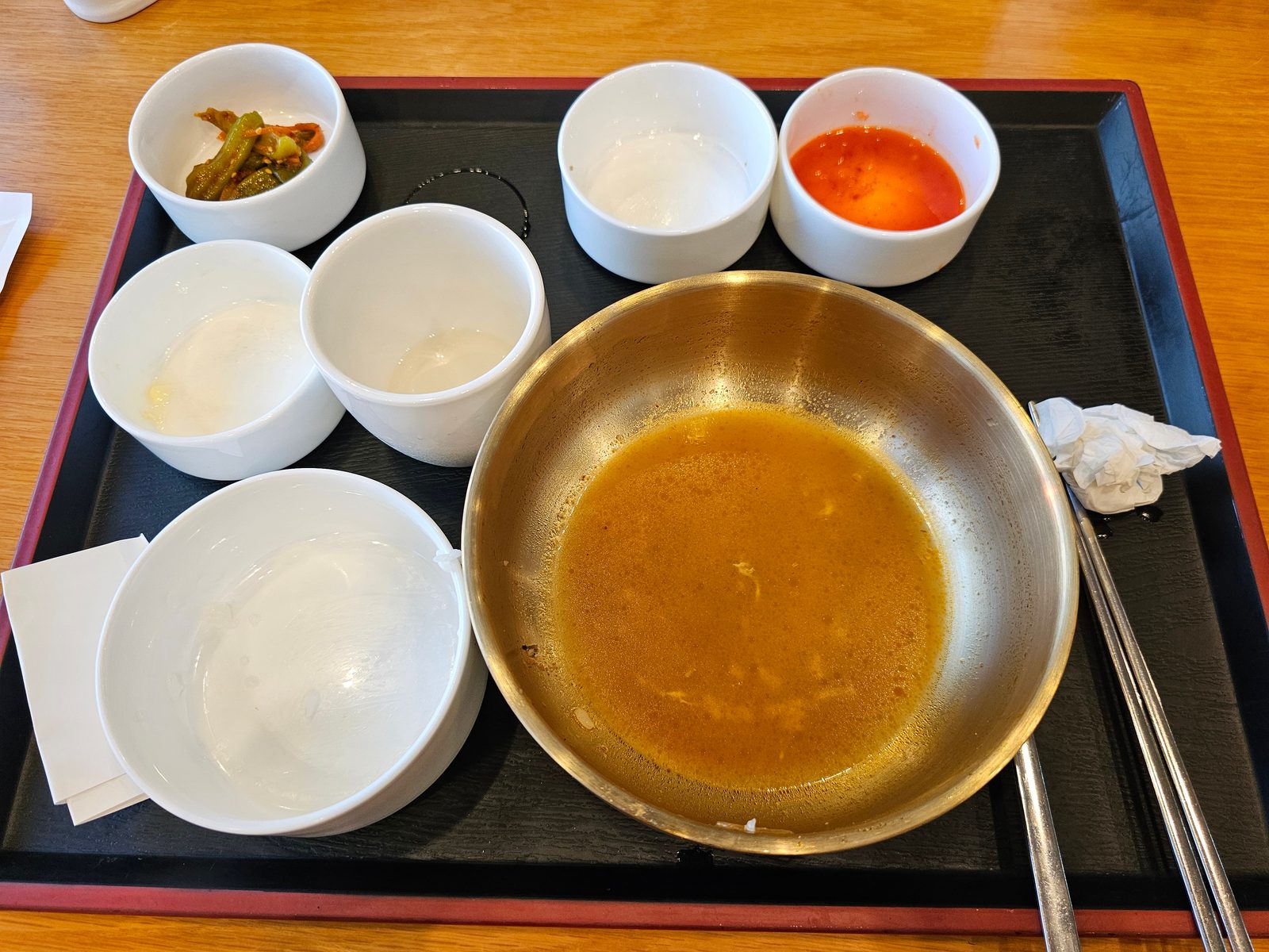 식사를 마친 뒤의 아침 식사 트레이