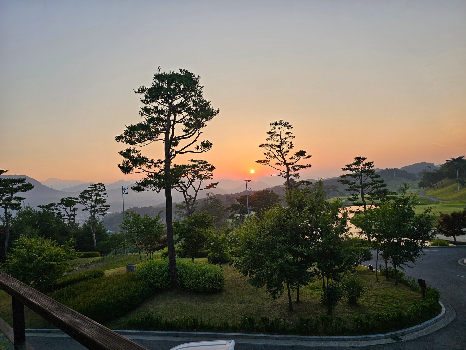 붉게 번지는 하늘과 잔디밭